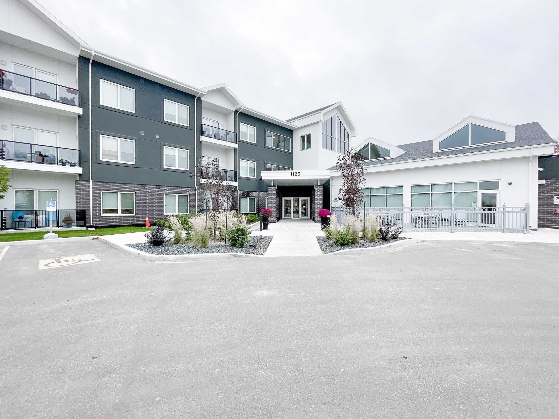 Dufferin Villa - Photo 1