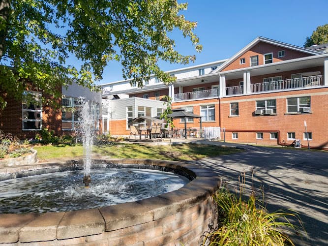 Chartwell Manoir Pointe-aux-Tremble résidence pour retraités - Photo 1